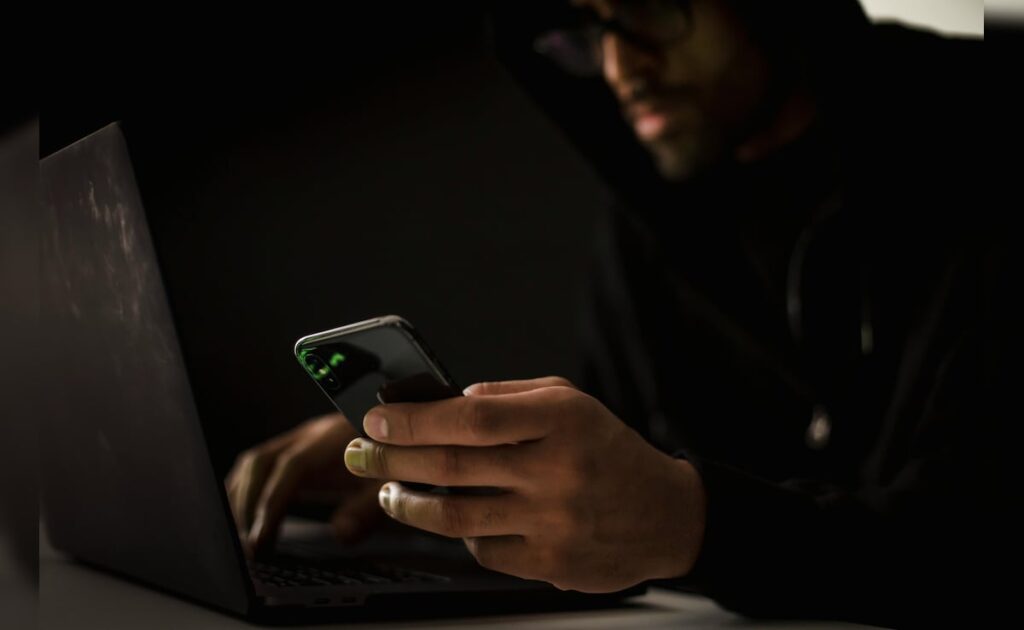 यहाँ है कि FBI एंड्रॉइड और iPhone उपयोगकर्ताओं को तुरंत ग्रंथों को खत्म करने की चेतावनी देता है यहाँ है कि FBI एंड्रॉइड और iPhone उपयोगकर्ताओं को तुरंत ग्रंथों को खत्म करने की चेतावनी देता है