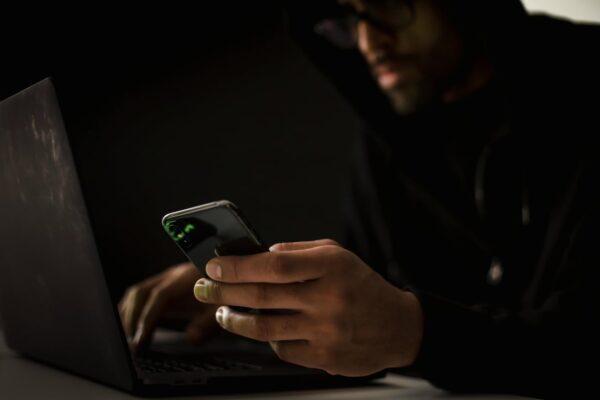 यहाँ है कि FBI एंड्रॉइड और iPhone उपयोगकर्ताओं को तुरंत ग्रंथों को खत्म करने की चेतावनी देता है
