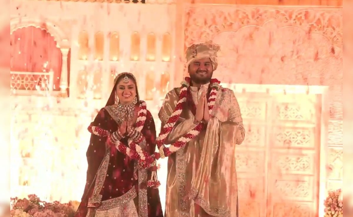 द ब्राइडल एंट्रेंस ऑफ दिवा जैमिन शाह के साथ शादी में जीत अदानी