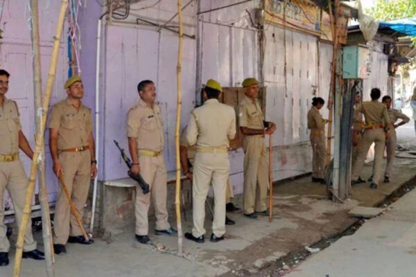 ऊपर आदमी बहन को मारता है, संपत्ति विवाद पर एक 3 -वर्षीय भतीजी