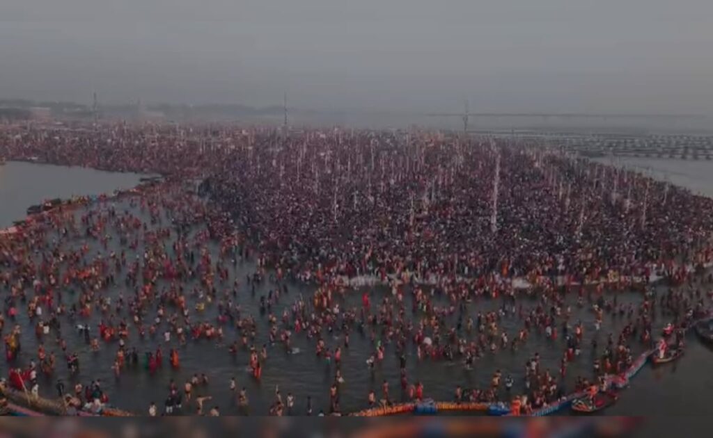 जैसा कि लाखों महा कुंभ में जाते हैं, अखिलेश यादव के विस्तार के लिए एक अनुरोध