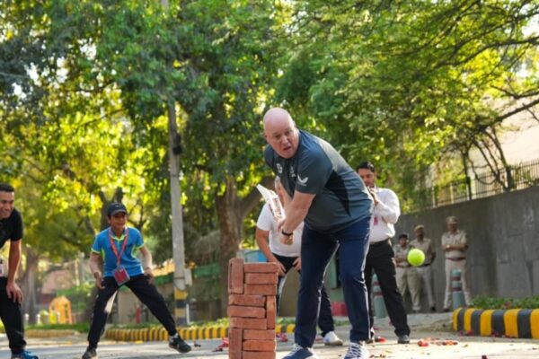 न्यूजीलैंड के प्रधान मंत्री ने कपिल देव के साथ स्ट्रीट क्रॉकेट को छूते हुए शो चुरा लिया।