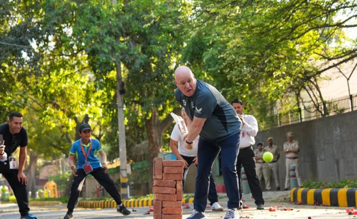 न्यूजीलैंड के प्रधान मंत्री ने कपिल देव के साथ स्ट्रीट क्रॉकेट को छूते हुए शो चुरा लिया।