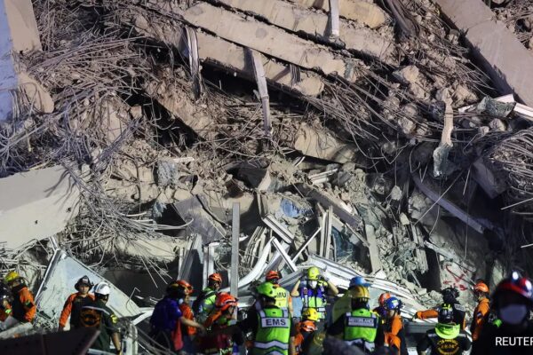 पर्यटकों ने अराजकता में फंसे जब मजबूत भूकंप ने बैंकॉक को मारा