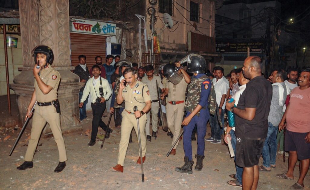 14 और गिरफ्तार, 3 ताजा संग्रह फ़िर