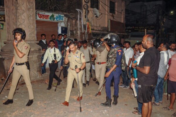 14 और गिरफ्तार, 3 ताजा संग्रह फ़िर