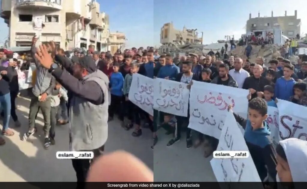 गाजा की सड़कें “हमास आउट” नारों से भरी हुई हैं, जबकि युद्ध फिलिस्तीनियों को निराश करता है