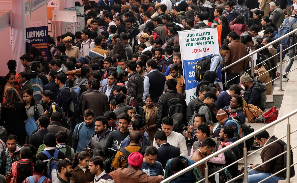 बेरोजगार? नहीं, वे “आकांक्षात्मक युवा हैं,” मध्य प्रदेश कहते हैं