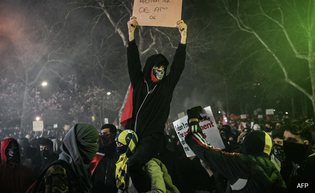 तुर्की प्रदर्शनकारी सड़कों को भरते हैं, एर्दोगन के दमन को चुनौती देते हैं