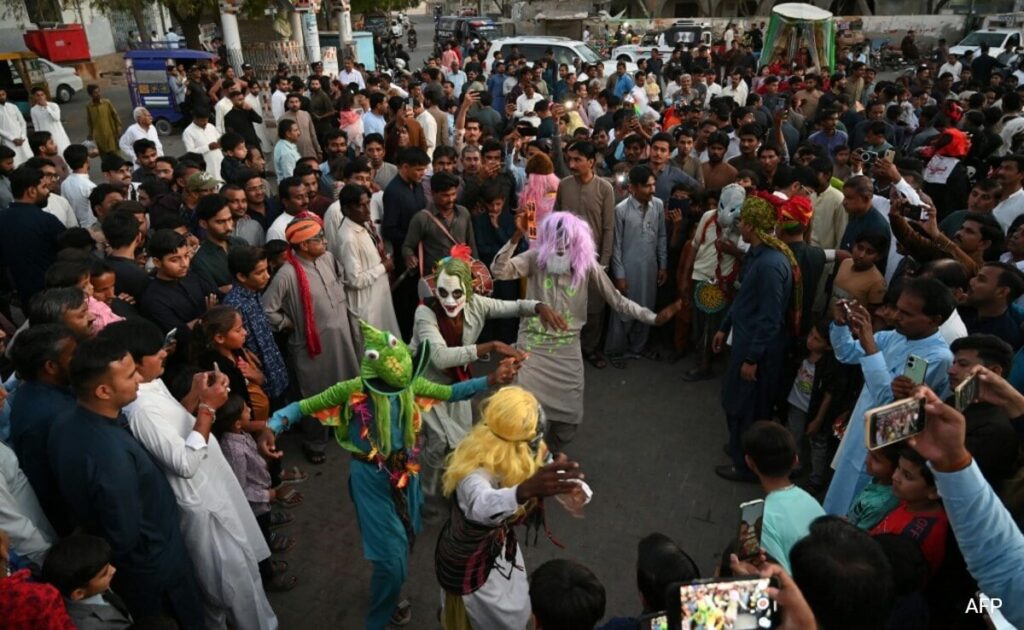 कैसे होली और रमजान हर साल पाकिस्तानी रेगिस्तान के इस शहर में शामिल होते हैं