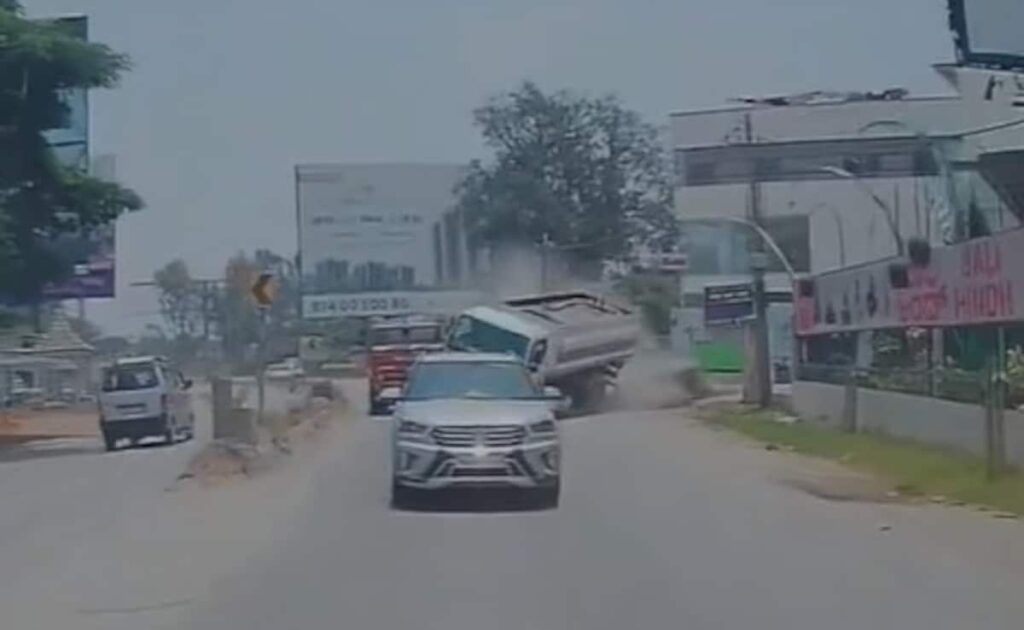 बेंगलुरु में ट्रक की कोशिश करते हुए वाटर ऑयल टैंकर बदल जाता है बेंगलुरु में ट्रक की कोशिश करते हुए वाटर ऑयल टैंकर बदल जाता है