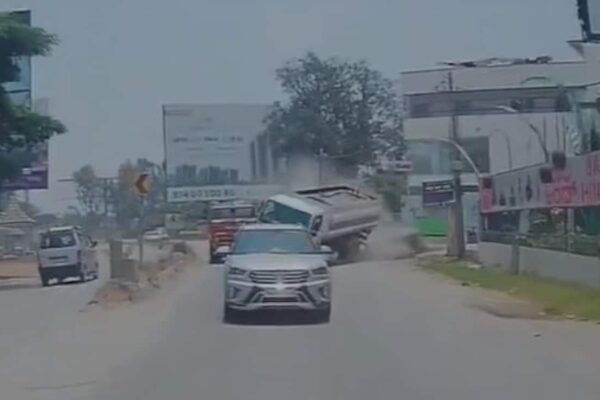 बेंगलुरु में ट्रक की कोशिश करते हुए वाटर ऑयल टैंकर बदल जाता है