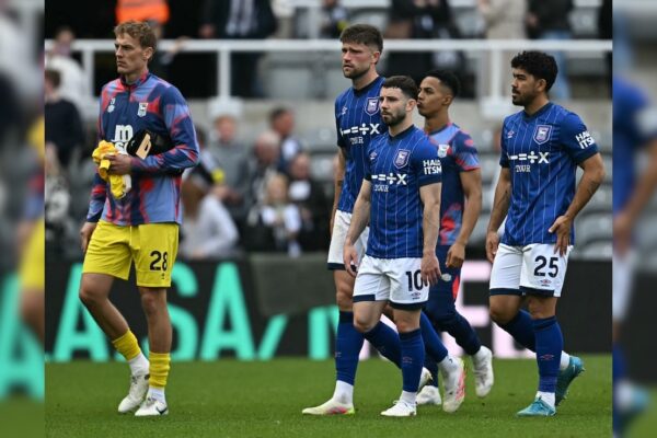 इप्सविच टाउन ने न्यूकैसल के खिलाफ 3-0 से हार के बाद प्रीमियर लीग से फिर से आरोपित किया
