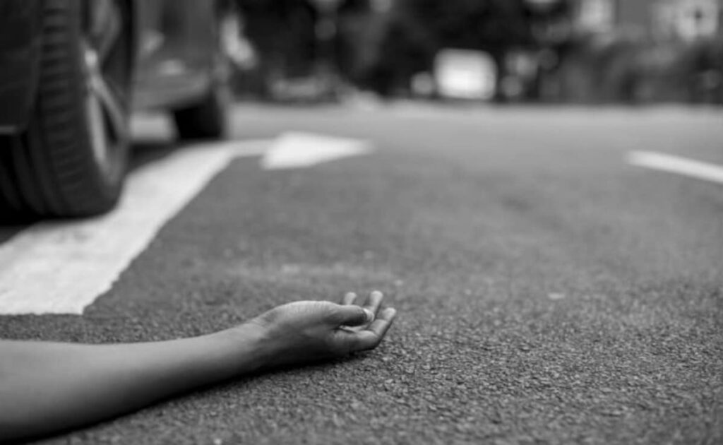 नवविवाहित जोड़े जबकि ट्रक अपनी बाइक पर चलता है: पुलिस