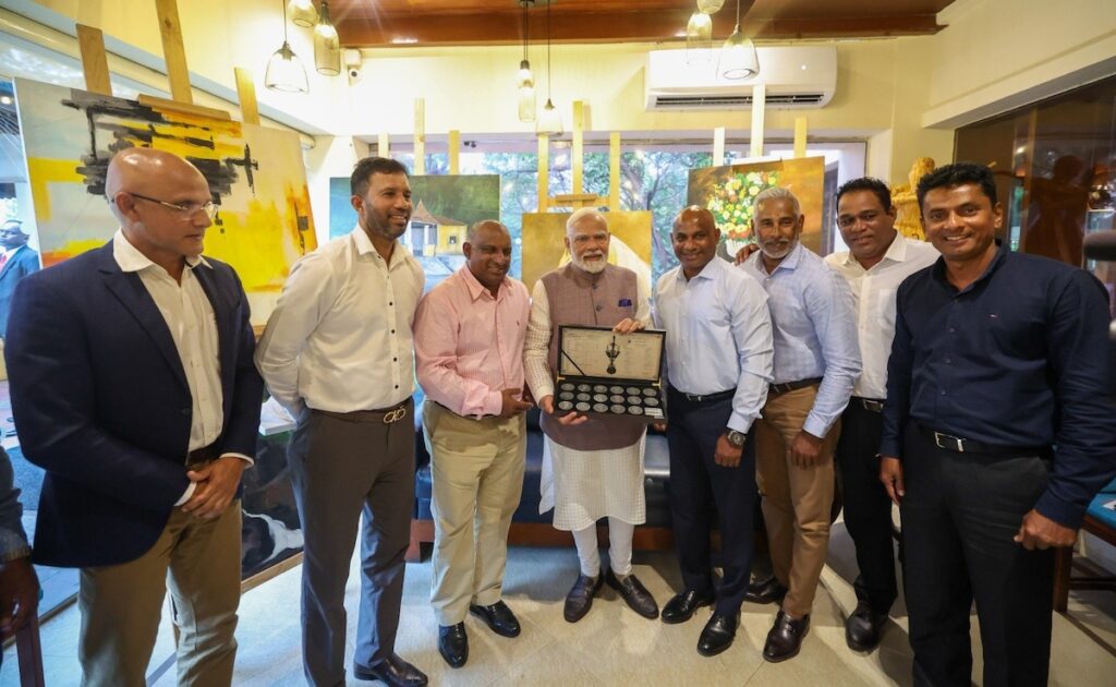 प्रधानमंत्री नरेंद्र मोदी 1996 में इसांड नेशन की यात्रा पर श्रीलंका विश्व कप जीतने की ओर से श्रीलंका विश्व कप के सदस्यों से मिलते हैं