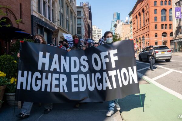 विश्वविद्यालयों के बाद संयुक्त राज्य अमेरिका ट्रम्प में शामिल हो