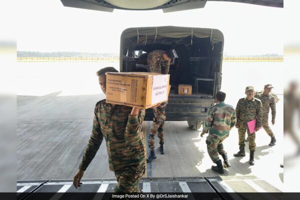 भारत मदद टीमों को प्रदर्शित करता है, एक नश्वर भूकंप के बाद म्यांमार की मदद करता है