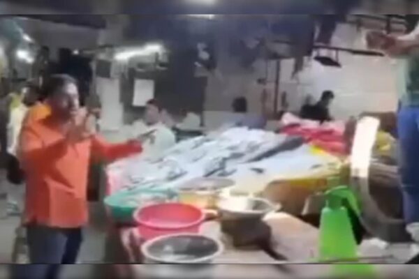 लोकप्रिय दिल्ली मछली मार्ट के बगल में मंदिर पर भाजपा बनाम विरोध