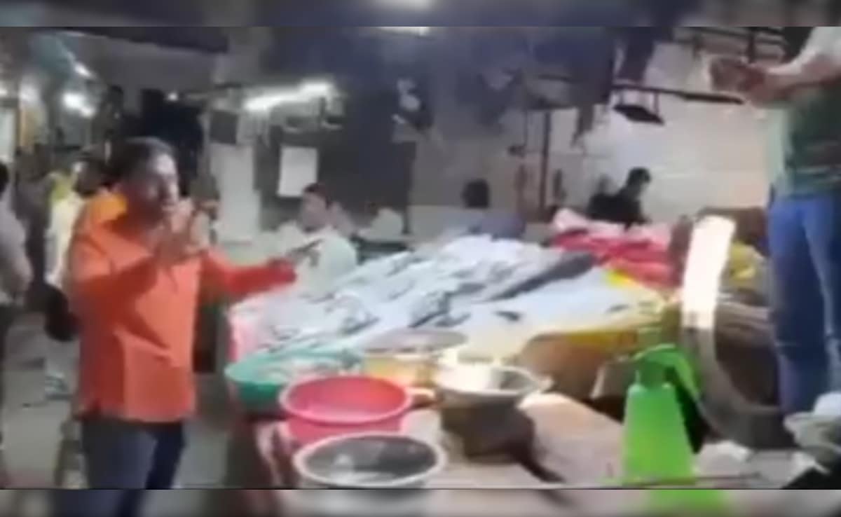 लोकप्रिय दिल्ली मछली मार्ट के बगल में मंदिर पर भाजपा बनाम विरोध