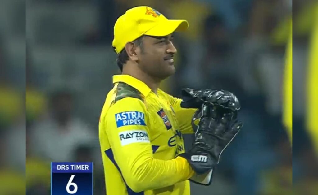 श्रीमती धोनी चेन्नई के सुपर किंग्स के पेसर अंसुल कामबोज के अनुरोध के बाद अनिच्छुक ड्रेट्स लेती हैं। यह आगे होता है