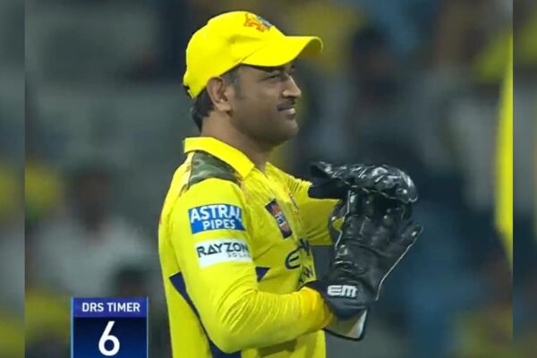 श्रीमती धोनी चेन्नई के सुपर किंग्स के पेसर अंसुल कामबोज के अनुरोध के बाद अनिच्छुक ड्रेट्स लेती हैं। यह आगे होता है