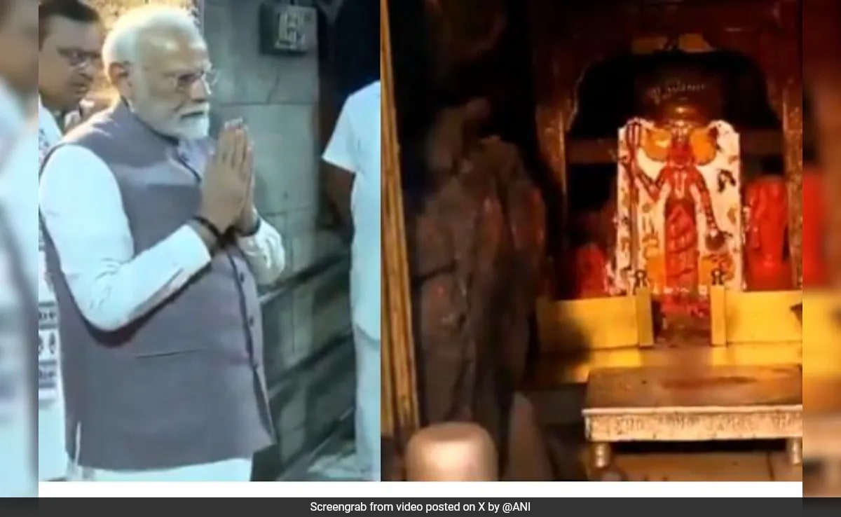 प्रधानमंत्री नरेंद्र मोदी राजस्थान के करनी मंदिर माता में वाक्य प्रदान करते हैं