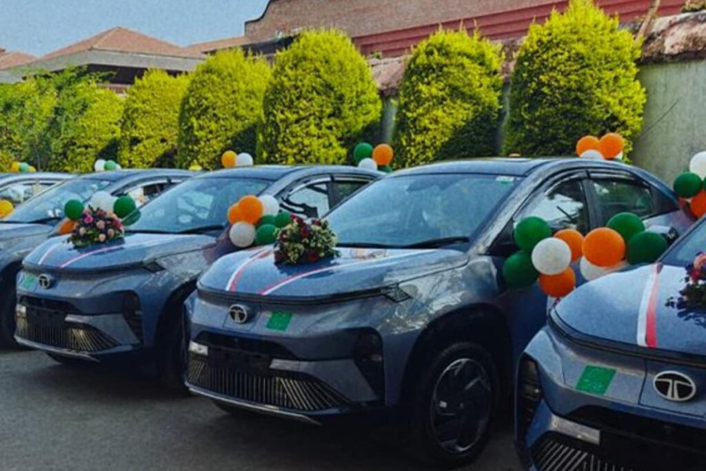 भारत प्रमुख राजनयिक प्रस्ताव में नेपाल को 15 से अधिक टाटा कर्वव ईवीएस देता है