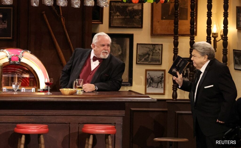 कॉमिक अभिनेता जॉर्ज वेंड्ट, ‘चीयर्स’ बारफली को नॉर्म कहा जाता है, 76 पर मर जाता है