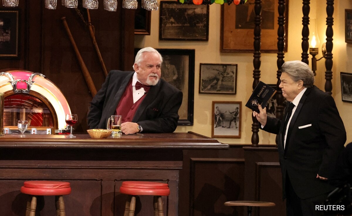 कॉमिक अभिनेता जॉर्ज वेंड्ट, ‘चीयर्स’ बारफली को नॉर्म कहा जाता है, 76 पर मर जाता है