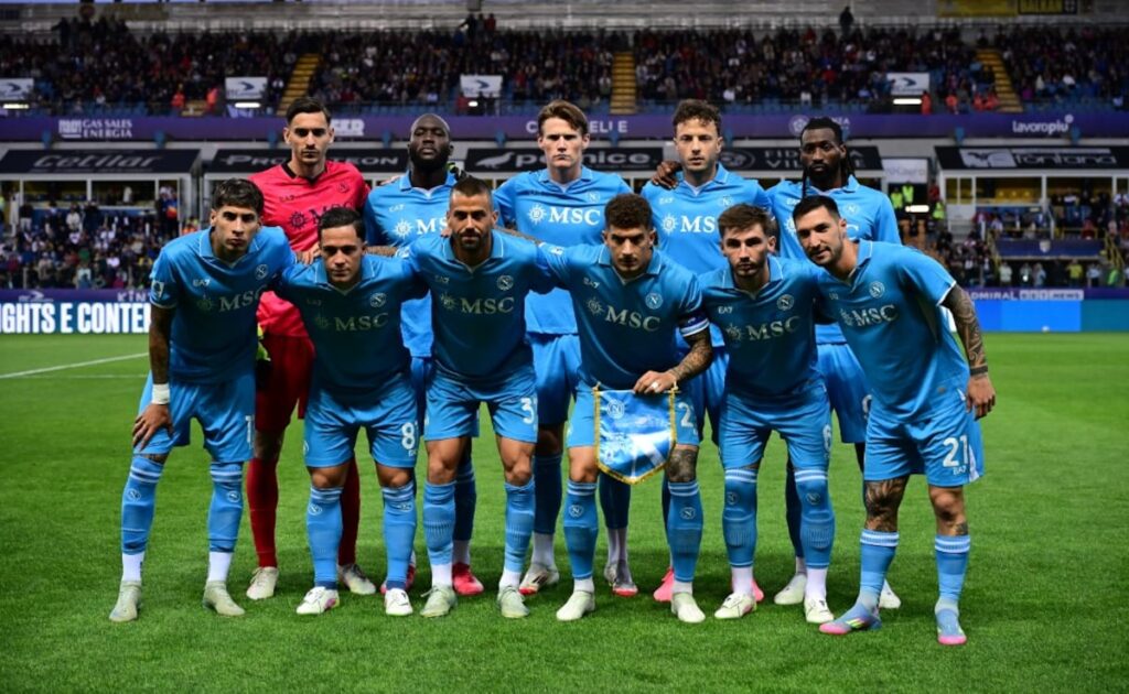 श्रृंखला ए के अंत में शीर्षक की महिमा के ब्रिंक में नेपोली श्रृंखला ए के अंत में शीर्षक की महिमा के ब्रिंक में नेपोली