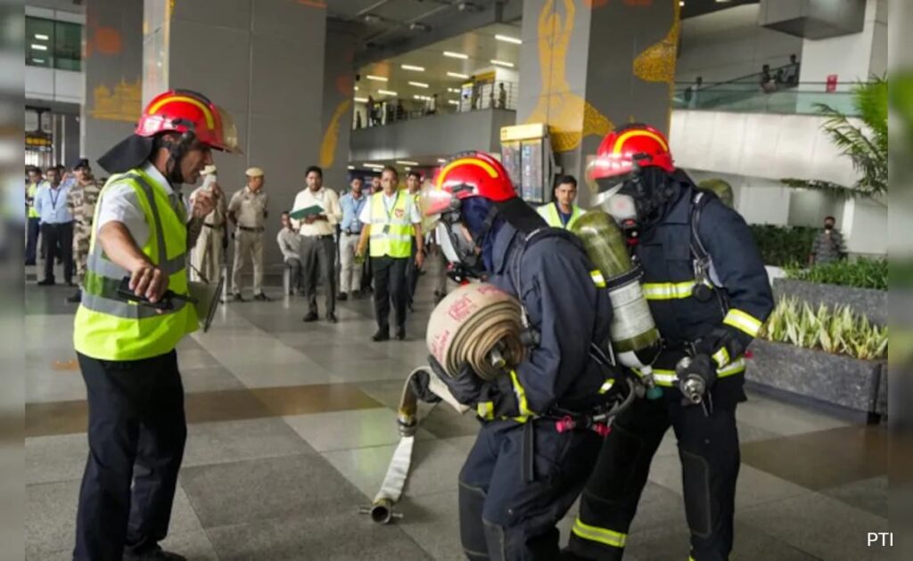 दिल्ली आपातकालीन तैयारी ड्रिल में एक 15 -मिनट पावर ब्लैकआउट का अवलोकन करता है