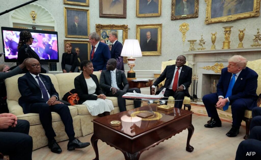 डोनाल्ड ट्रम्प ने सफेद नरसंहार वीडियो के साथ दक्षिण अफ्रीका सिरिल रामफोसा को घात लगाया। उसके पास कई झूठ थे