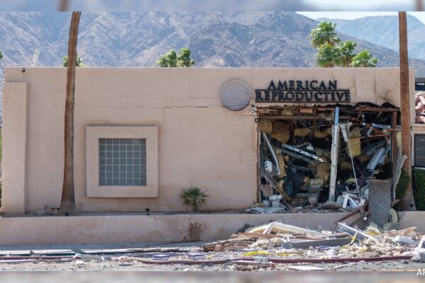 कैलिफोर्निया में फर्टिलिटी क्लिनिक में पंप एक को मारता है