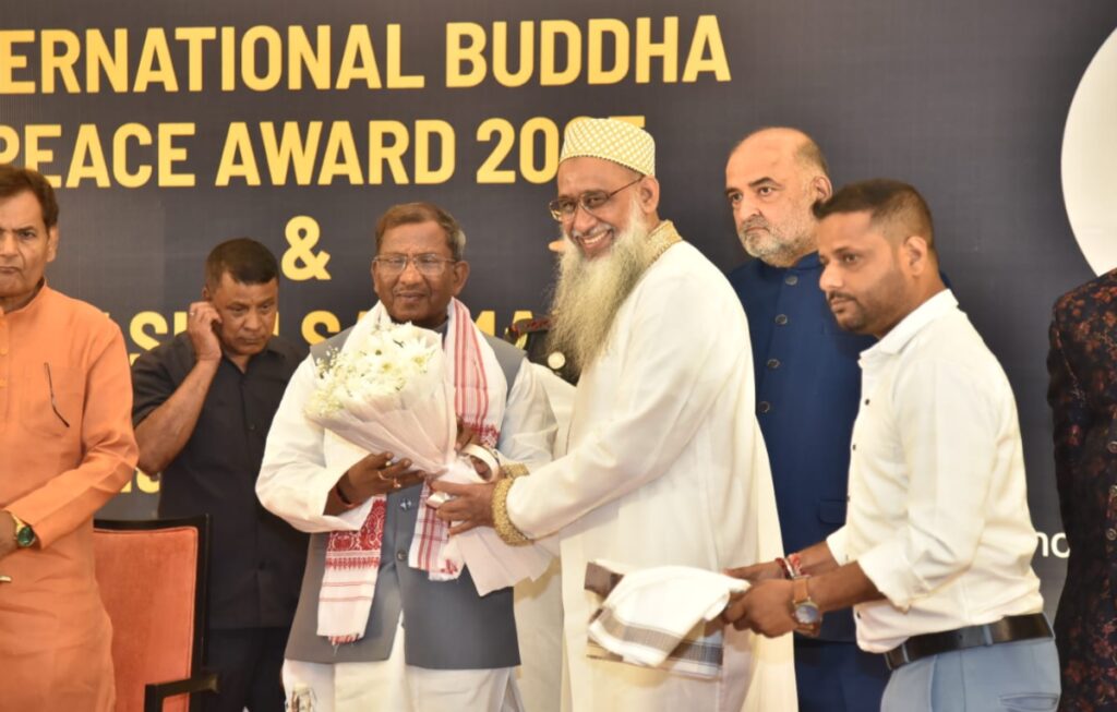 व्यापार-सामाजिक कार्यकर्ता डॉ। मुस्तफा युसुफाली गोम ने बुद्ध का अंतर्राष्ट्रीय पुरस्कार, द इकोनॉमिक टाइम्स बी 2 बी प्राप्त किया