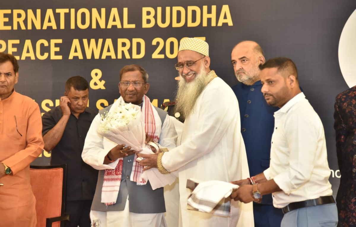 व्यापार-सामाजिक कार्यकर्ता डॉ। मुस्तफा युसुफाली गोम ने बुद्ध का अंतर्राष्ट्रीय पुरस्कार, द इकोनॉमिक टाइम्स बी 2 बी प्राप्त किया