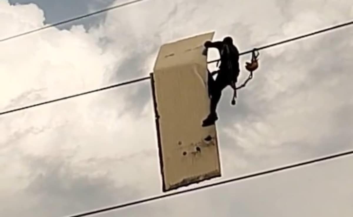 आदमी नोएडा में उच्च वोल्टेज तार में फंस गए साइन को दस्तक देता है