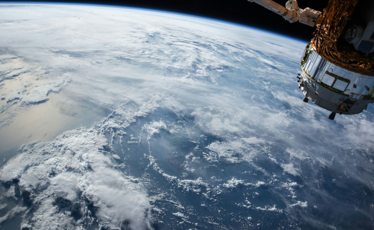 एआई के साथ उपग्रहों का उपयोग करते हुए अंतरिक्ष में विश्व सुपर कंप्यूटर का निर्माण करने वाला पहला चीन निर्माण