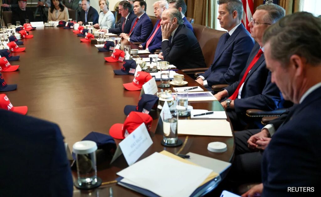 हैकर ट्रम्प सहायता द्वारा उपयोग किए गए आवेदन के माध्यम से संयुक्त राज्य सरकार से डेटा चुराता है