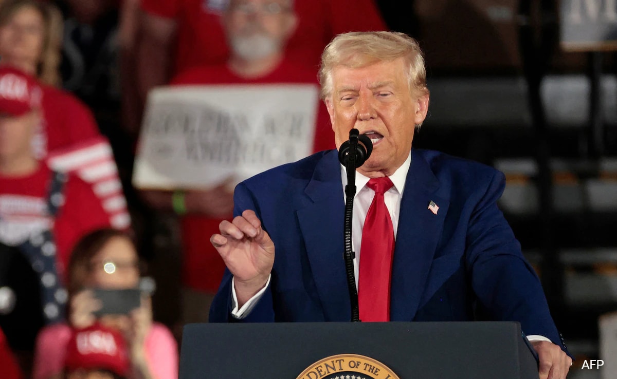 ट्रम्प जबकि भारत पाक में आतंकवादी ठिकानों पर हमला करता है