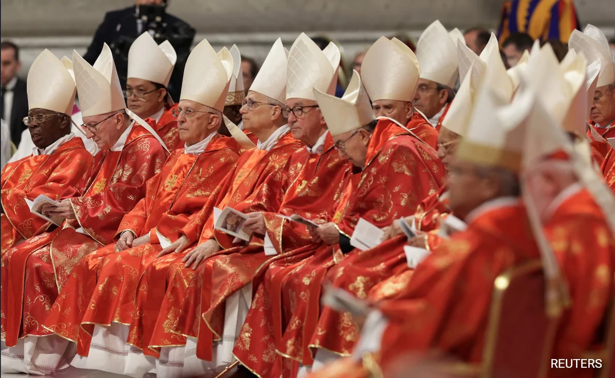 कार्डिनल्स नए पोप को चुनने के लिए सीक्रेट कॉन्सिटाइम के लिए सिस्टिन चैपल में प्रवेश करते हैं