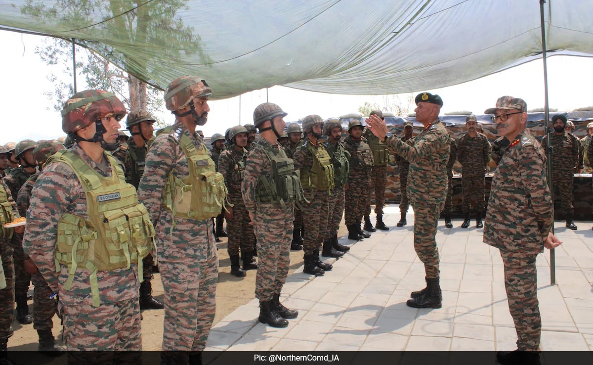 उत्तरी सेना कमांडर जम्मू और कश्मीर में सुरक्षा स्थिति की समीक्षा करता है