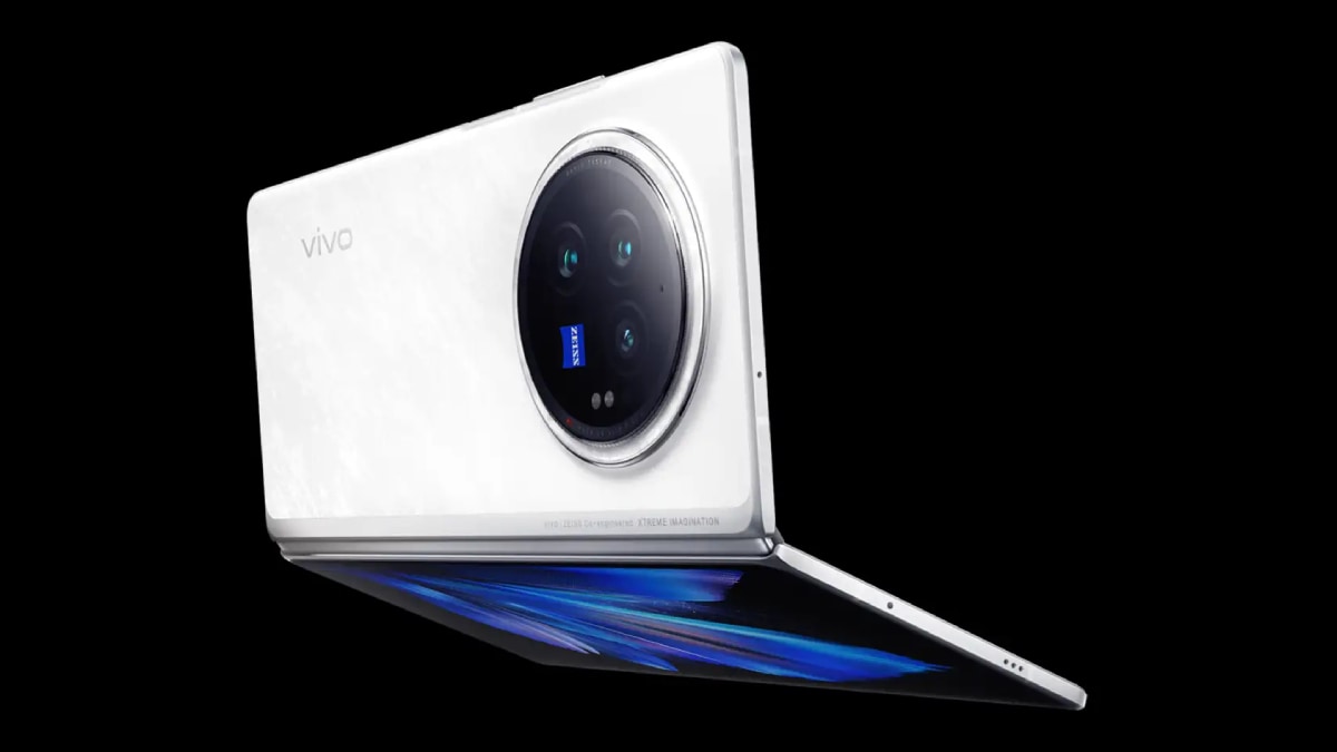 मैं iPhone 16 प्रो मैक्स की तुलना में एक्स फोल्डिंग 5 लाइव; जब यह गुना होता है तो बस थोड़ा मोटा हो