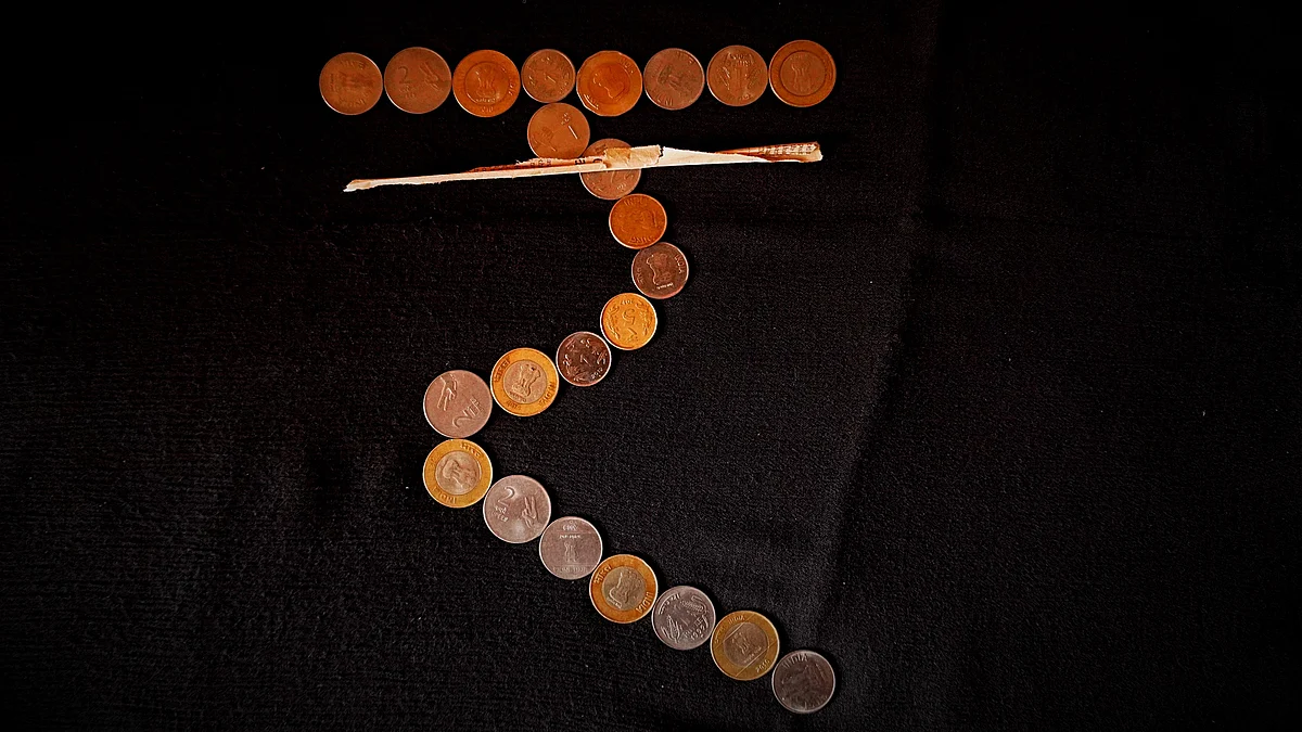 रुपया अमेरिकी डॉलर के मुकाबले मजबूत है