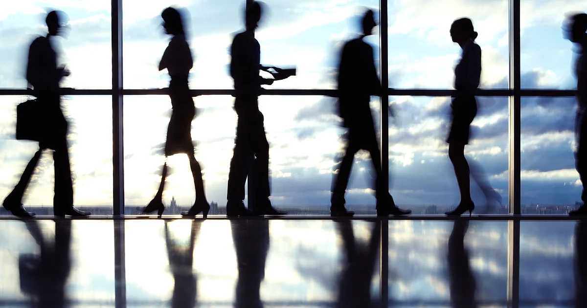 अधिकारी मुंबई कार्यालय में खोज करते हैं