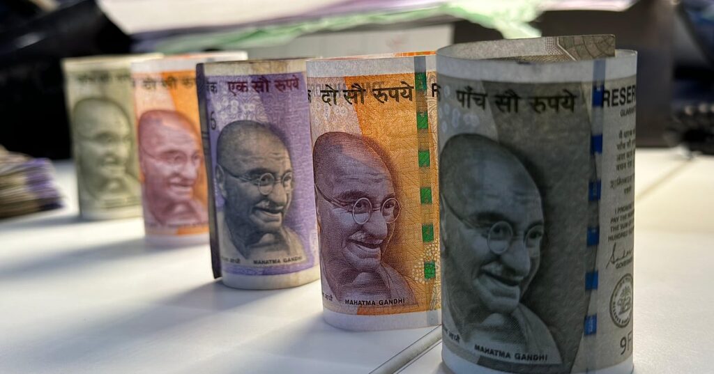 रुपया अमेरिकी डॉलर के मुकाबले मजबूत खुलता है