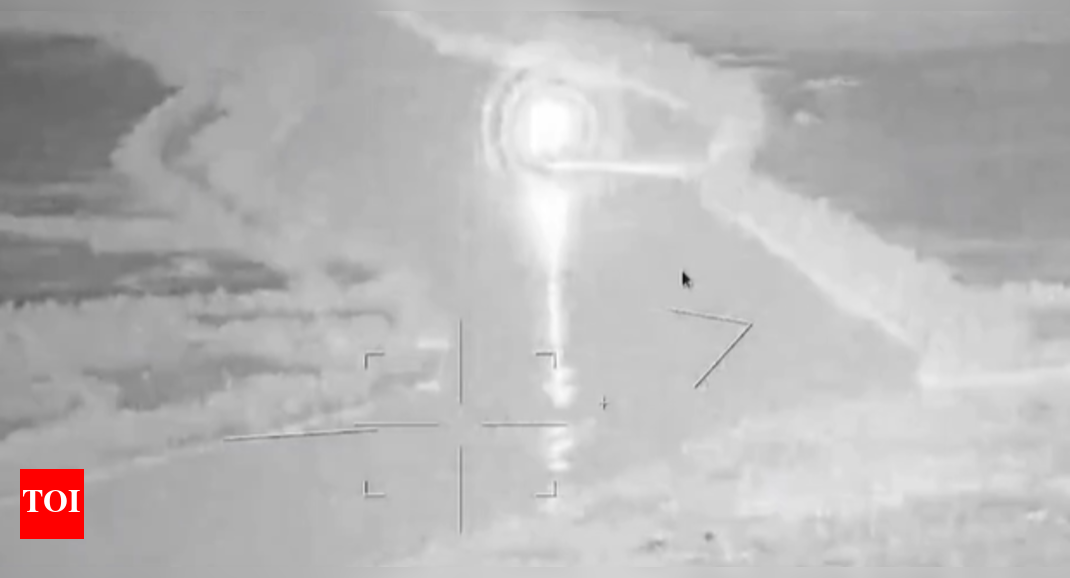 घड़ी: रूसी ड्रोन द्वारा यूक्रेनी नेवी बैंक मारा; एक की हत्या, कई लापता