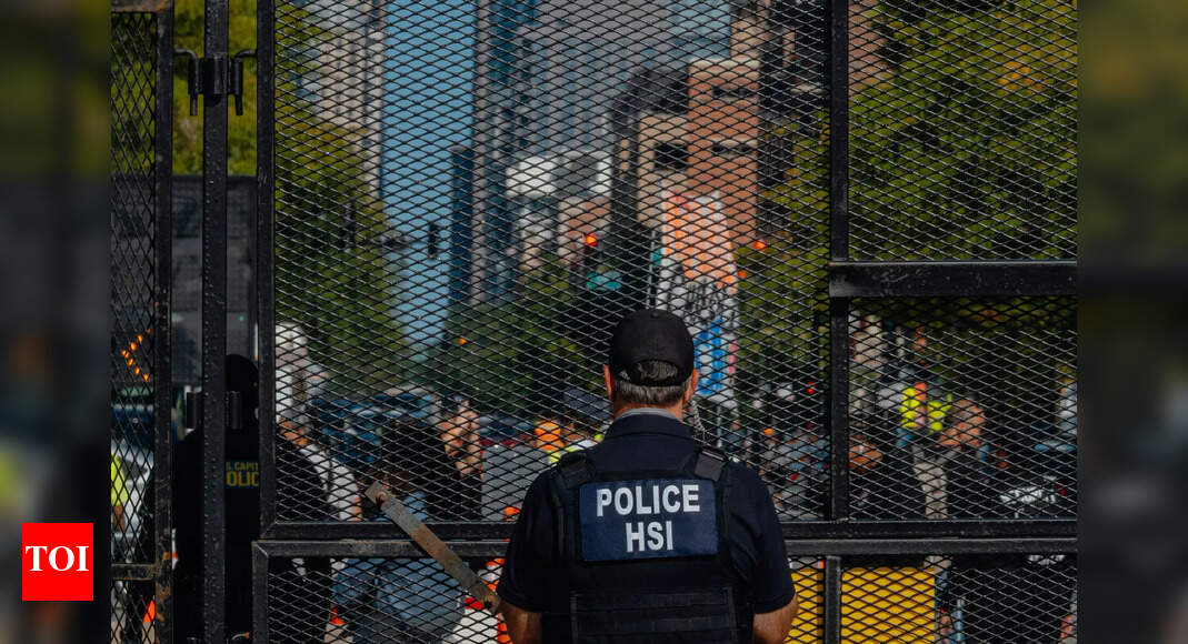 $ 20 का ड्रग बस्ट, एक आउटडोर फूड छापे और 2 सप्ताह में 1,000 गिरफ्तारियां: डीसी में डीसी में ट्रम्प का ‘बचाव’ कैसे देखा जाता है