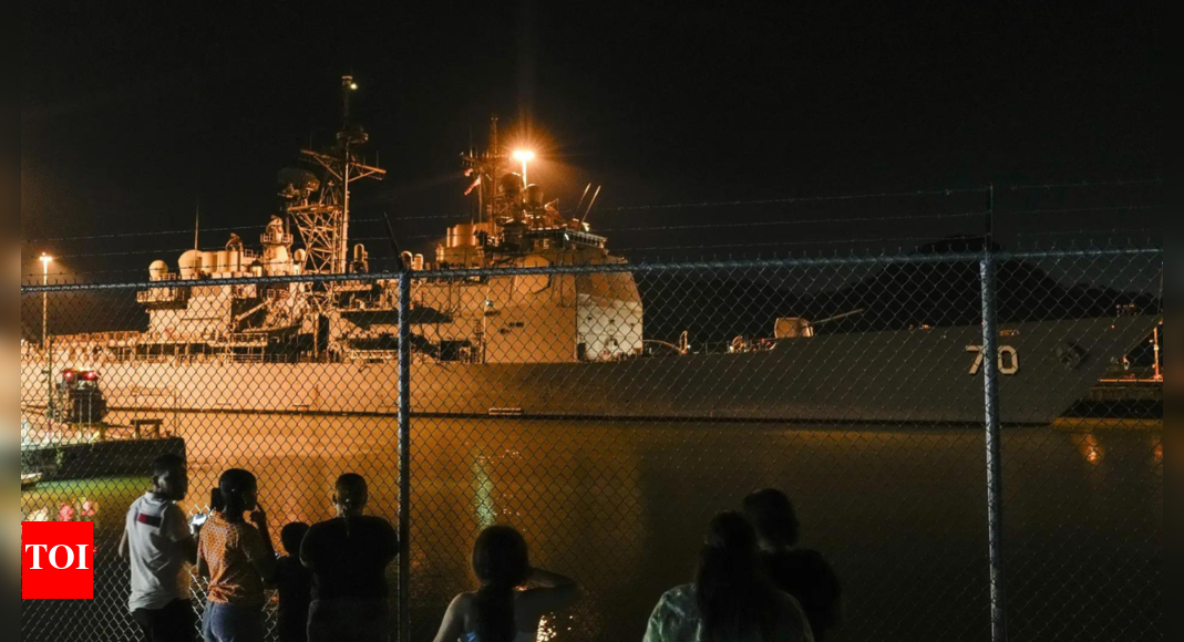 अमेरिकी युद्ध जहाज कैरेबियन की ओर बढ़ रहा है