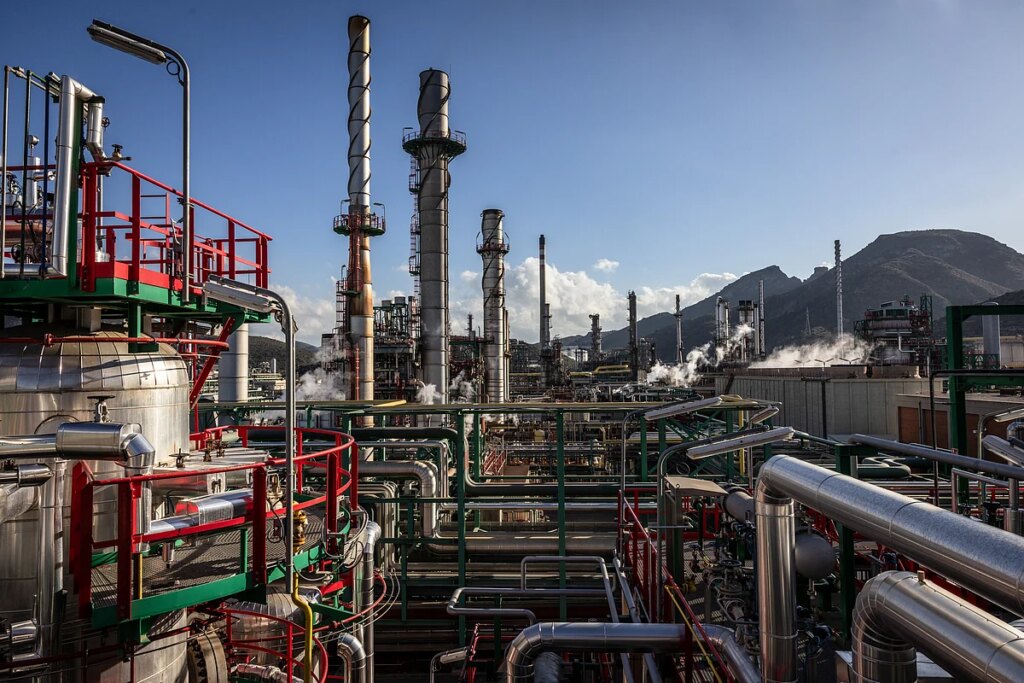 तेल में गिरावट आई है क्योंकि व्यापारी रूस पर अमेरिकी आंदोलनों के प्रभाव को खारिज कर देते हैं