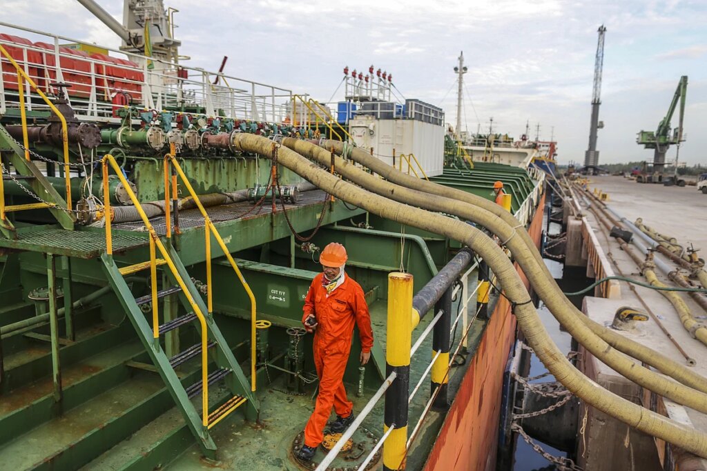 भारत चीन को दुर्लभ डीजल लोड भेजता है जबकि नायरा प्रतिबंधों का सामना करता है